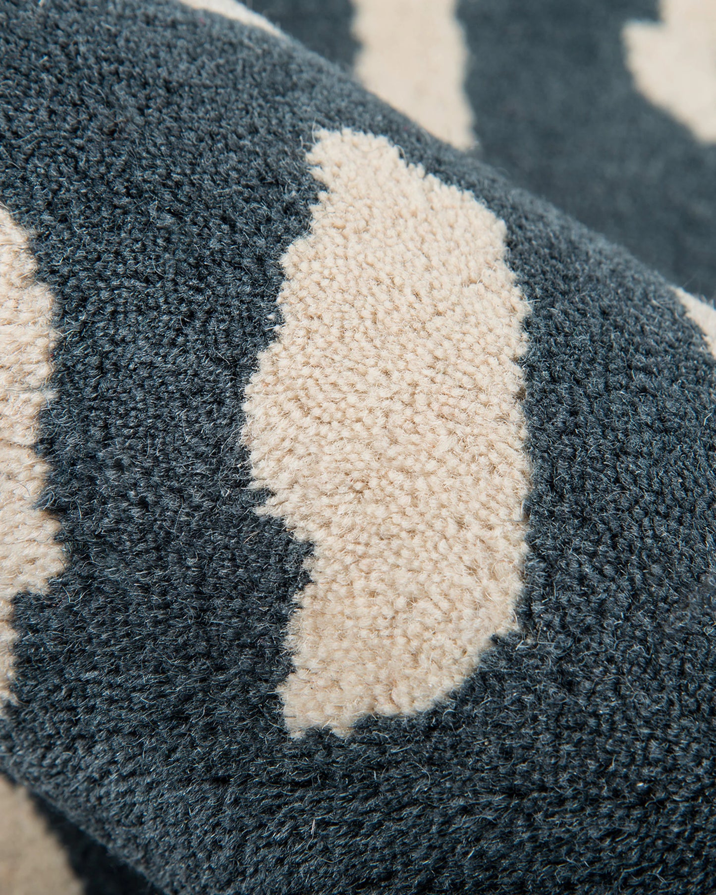 Painterly Dots Hand-Tufted Wool Rug - 3'6" x 5'6" / Navy
